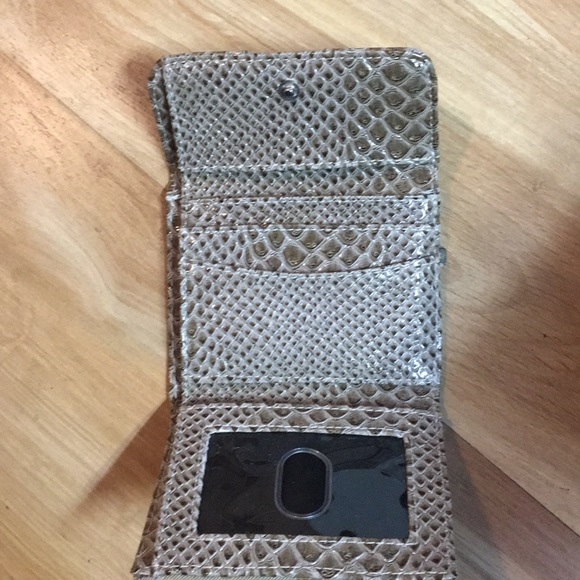 Guess snake skin looking wallet - Picture 2 of 5